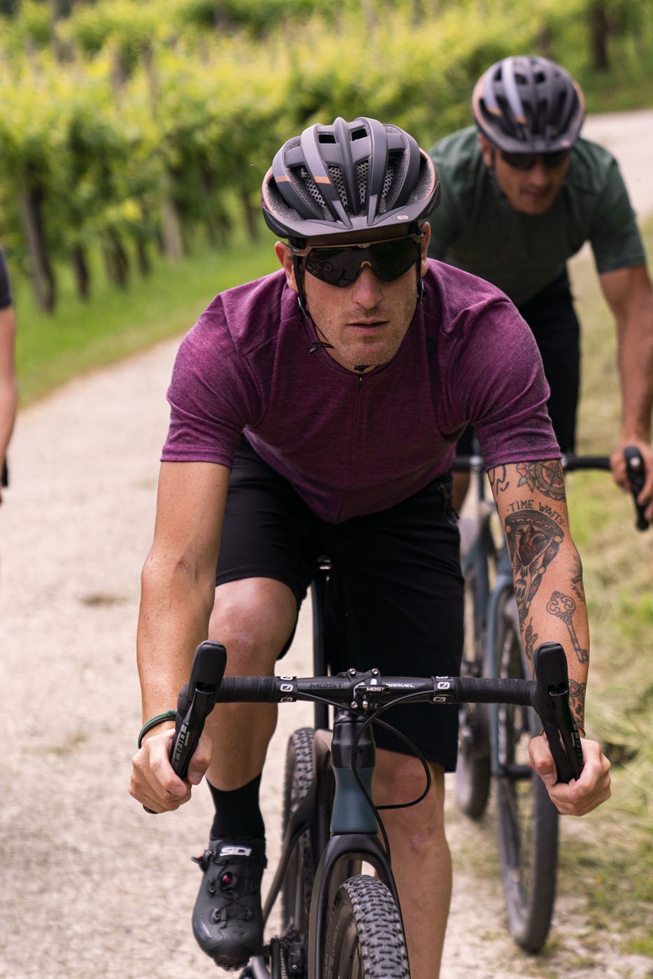 MAGLIA GRAVEL NATURE VIOLET FLOWERS